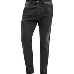 Replay HYPERFLEX ANBASS Jeansy Straight Leg black denim. Czarne jeansy męskie marki Replay. W wyprzedaży za 501,75 zł.