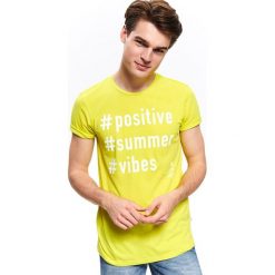 T-shirt z wakacyjnym nadrukiem. Zielone t-shirty męskie Top Secret, na zimę, xl, z nadrukiem, klasyczne, z klasycznym kołnierzykiem, krótkie. W wyprzedaży za 19,99 zł.