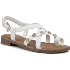 Sandały GUESS - Giorgie FL6GIE LEA03 WHITE. Białe klapki damskie Guess, z aplikacjami, ze skóry ekologicznej, bez obcasa, na obcasie. W wyprzedaży za 439,00 zł.