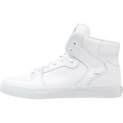 Supra VAIDER CLASSIC Tenisówki i Trampki wysokie white/red. Białe tenisówki damskie marki Supra, ze skóry. W wyprzedaży za 367,20 zł.