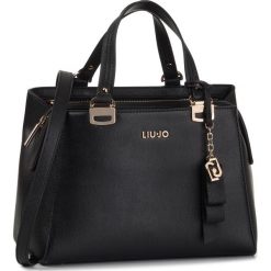 Torebka LIU JO - M Satchel A69002 E0087 Nero 22222. Czarne torebki klasyczne damskie Liu Jo, bez wzorów, ze skóry ekologicznej, klasyczne, bez dodatków. Za 599,00 zł.