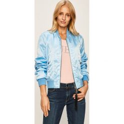 Guess Jeans - Kurtka bomber. Różowe kurtki damskie Guess Jeans, s, z aplikacjami, z poliesteru, krótkie, bez kaptura. Za 739,90 zł.