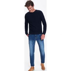 SWETER MĘSKI Z FAKTURĄ. Niebieskie golfy męskie marki Top Secret, na zimę, xxl, z dzianiny, z okrągłym kołnierzem. W wyprzedaży za 59,99 zł.