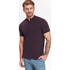 T-SHIRT POLO MĘSKI Z NADRUKOWANYM WZOREM ZE STÓJKĄ. Czarne koszulki polo Top Secret, na jesień, m. Za 39,99 zł.