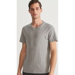 T-shirt z prążkowanej dzianiny - Jasny szar. Szare t-shirty męskie Reserved, s, bez wzorów, z dzianiny, bez kołnierzyka. Za 59,99 zł.