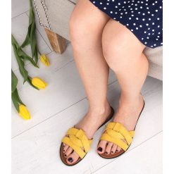 Klapki damskie Abloom LS-89092 Żółte. Żółte klapki damskie ABLOOM, bez wzorów, z tworzywa sztucznego, bez obcasa, na płaskiej podeszwie. Za 59,00 zł.