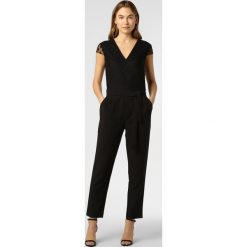 Comma - Kombinezon damski, czarny. Czarne kombinezony damskie comma, bez wzorów, eleganckie, bez kołnierzyka, bez rękawów. Za 599,95 zł.