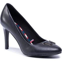 Szpilki TOMMY HILFIGER - Essential Leather Pump FW0FW04424 Midnight 403. Niebieskie półbuty damskie TOMMY HILFIGER, bez wzorów, ze skóry, bez obcasa, na obcasie, bez zapięcia. W wyprzedaży za 429,00 zł.
