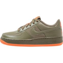 Nike Sportswear AIR FORCE 1 Tenisówki i Trampki medium olive/total crimson. Zielone trampki męskie Nike Sportswear, ze skóry. Za 359,00 zł.