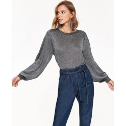 ELEGANCKI SWETER DAMSKI, Z POŁYSKIEM. Szare swetry klasyczne damskie marki Top Secret, na zimę, z dzianiny, eleganckie. W wyprzedaży za 39,99 zł.