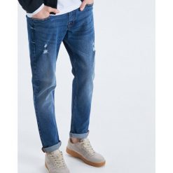 Jeansy Comfort z paskiem - Niebieski. Niebieskie jeansy męskie Cropp, m, bez wzorów. W wyprzedaży za 69,99 zł.