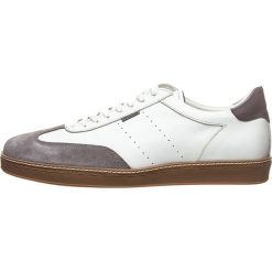 Skórzane sneakersy w kolorze białym. Białe sneakersy męskie Otto Kern, na sznurówki. W wyprzedaży za 259,95 zł.