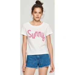 T-shirty damskie: T-shirt z perłową aplikacją – Biały