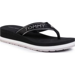 Japonki TOMMY HILFIGER - Metallic Mid Wedge Beach Sandal FW0FW04791 Black BDS. Czarne klapki damskie TOMMY HILFIGER, bez wzorów, z tworzywa sztucznego, bez obcasa, na obcasie. W wyprzedaży za 139,00 zł.