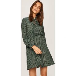 Vero Moda - Sukienka. Pomarańczowe sukienki damskie Vero Moda, na co dzień, s, bez wzorów, z poliesteru, casualowe, bez kołnierzyka, z długim rękawem, długie, mini, rozkloszowane. W wyprzedaży za 99,90 zł.