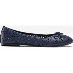 Baleriny w 2 szerokościach bonprix niebieski. Niebieskie baleriny damskie bonprix, bez wzorów, bez obcasa. Za 37,99 zł.