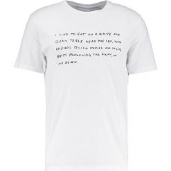Wood Wood NEAR THE SEA Tshirt z nadrukiem bright white. Białe koszulki polo męskie marki Wood Wood, m, z nadrukiem, z bawełny. Za 229,00 zł.