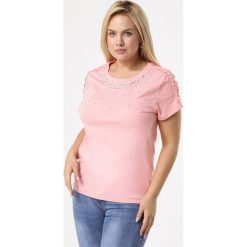 Różowa Bluzka Crackerjack. Różowe bluzki damskie Born2be, xl, w koronkowe wzory, z koronki, z okrągłym kołnierzem, z krótkim rękawem. Za 24,99 zł.