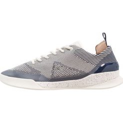 Lacoste DUAL ELITE Sneakersy niskie navy/offwhite. Niebieskie sneakersy męskie Lacoste, bez zapięcia. W wyprzedaży za 440,30 zł.