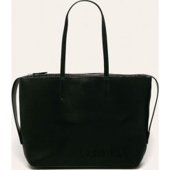 Calvin Klein - Torebka. Czarne torby damskie na zakupy Calvin Klein, bez wzorów, ze skóry ekologicznej, na ramię, duże, bez dodatków. W wyprzedaży za 539,90 zł.