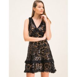 Sukienka koktajlowa MICHAEL Michael Kors Sequined Lace Ruffle MF98ZGCD1Y. Czarne sukienki damskie MICHAEL Michael Kors, m, bez wzorów, z poliesteru, wizytowe, bez kołnierzyka, bez rękawów. W wyprzedaży za 1119,00 zł.