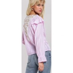 Różowa Bluzka Romantic Feeling. Różowe bluzki damskie Renee, uniwersalny, bez wzorów, z tkaniny, bez kołnierzyka, z długim rękawem. Za 49,99 zł.