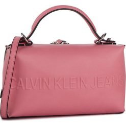 Torebka CALVIN KLEIN JEANS - Box City Box K60K605535 637. Różowe torebki klasyczne damskie Calvin Klein Jeans, bez wzorów, z jeansu, klasyczne, bez dodatków. Za 449,00 zł.