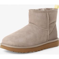UGG - Skórzane kozaki damskie – Classic Mini Graphic Logo, szary. Szare kozaki damskie Ugg, ze skóry, eleganckie, bez obcasa, bez zapięcia. Za 799,95 zł.