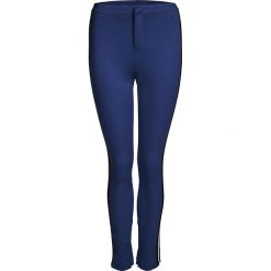 Legginsy w kolorze niebieskim. Niebieskie legginsy damskie Oui, w paski. W wyprzedaży za 169,95 zł.