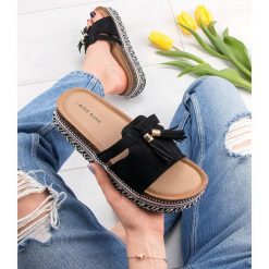 Klapki damskie Laura Mode WL031 Czarne. Czarne klapki damskie LAURA MODE, z aplikacjami, z tworzywa sztucznego, bez obcasa. Za 89,00 zł.