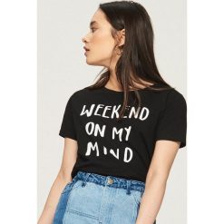 T-shirt z hasłem - Czarny. Czarne t-shirty damskie Sinsay, l. W wyprzedaży za 14,99 zł.