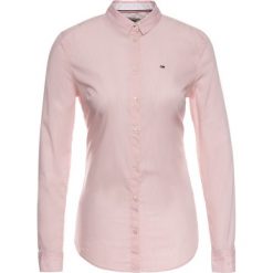 Koszula Tommy Jeans DW0DW04707. Różowe bluzki damskie Tommy Jeans, s, bez wzorów, z elastanu, bez kołnierzyka, bez rękawów. W wyprzedaży za 309,00 zł.