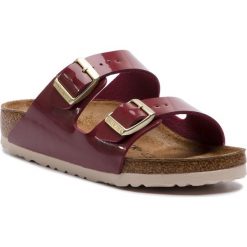 Klapki BIRKENSTOCK - Arizona Bs 1013068 Patent Bordeaux. Czerwone klapki damskie Birkenstock, bez wzorów, ze skóry ekologicznej, bez obcasa. W wyprzedaży za 199,00 zł.