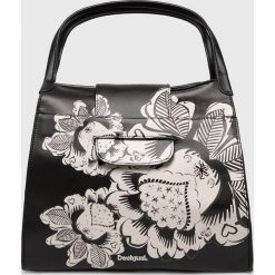 Desigual - Torebka. Czarne torebki klasyczne damskie Desigual, z nadrukiem, ze skóry ekologicznej, casualowe, na ramię, duże, z nadrukiem, bez dodatków. W wyprzedaży za 239,90 zł.