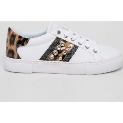Guess Jeans - Buty. Białe buty sportowe damskie Guess Jeans, z jeansu. W wyprzedaży za 239,90 zł.
