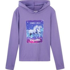 Shirt z długim rękawem, kapturem i nadrukiem z motywem jednorożca bonprix jasny lila. Fioletowe bluzki dziewczęce bonprix, z nadrukiem, z kapturem, z długim rękawem, długie. Za 34,99 zł.