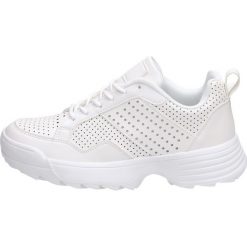 Białe sportowe buty damskie KYLIE CRAZY 8402. Białe buty sportowe damskie Kylie Crazy, bez wzorów, klasyczne. W wyprzedaży za 119,00 zł.