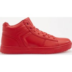 Sneakersy za kostkę - Czerwony. Czerwone sneakersy męskie Reserved, za kostkę, bez zapięcia. Za 99,99 zł.
