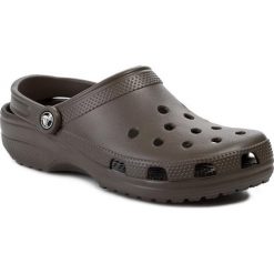 Klapki CROCS - Classic 10001 Chocolate. Pomarańczowe klapki damskie Crocs, bez wzorów, z tworzywa sztucznego, bez obcasa. W wyprzedaży za 129,00 zł.