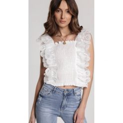 Biały Top Ackley. Białe bluzki damskie Renee, s, bez wzorów, z falbankami, z krótkim rękawem. Za 89,99 zł.