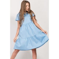 Sukienka w kolorze jasnoniebieskim. Niebieskie sukienki damskie Bessa, Moonlight, bez wzorów, z okrągłym kołnierzem, bez rękawów, mini. W wyprzedaży za 129,95 zł.