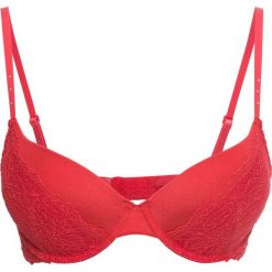 Biustonosz "push up" bonprix czerwony. Czerwone biustonosze bonprix, w koronkowe wzory, z koronki. Za 54,99 zł.