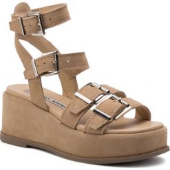 Sandały BRONX - 84765-C BX 1561 Cappuccino 125. Brązowe klapki damskie Bronx, bez wzorów, ze skóry, bez obcasa, na obcasie. W wyprzedaży za 349,00 zł.
