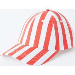 Czapka w czerwone paski. Czerwone czapki męskie marki Pull&Bear, w paski. Za 59,90 zł.