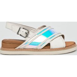 Tommy Hilfiger - Sandały. Białe klapki damskie TOMMY HILFIGER, bez wzorów, ze skóry, bez obcasa, na obcasie. W wyprzedaży za 299,90 zł.