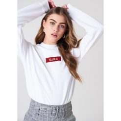 Bluzy damskie: NA-KD Trend Bluza z logo NA-KD – White