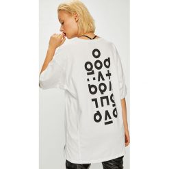 Answear - Top Manifest your style Good At Being Bad. Białe topy damskie marki ANSWEAR, s, z nadrukiem, z bawełny, z okrągłym kołnierzem. W wyprzedaży za 49,90 zł.