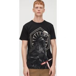 Koszulka Star Wars - Czarny. Czarne koszulki męskie Cropp, s, z motywem z bajki, retro, bez kołnierzyka, bez rękawów. Za 59,99 zł.