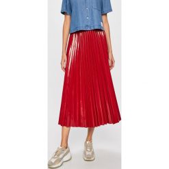 Guess Jeans - Spódnica. Czarne spódniczki damskie Guess Jeans, na co dzień, z aplikacjami, z elastanu, casualowe, maxi, rozkloszowane. W wyprzedaży za 379,90 zł.