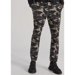 Spodnie jogger - Zielony. Zielone spodnie męskie Reserved, m, bez wzorów. Za 129,99 zł.